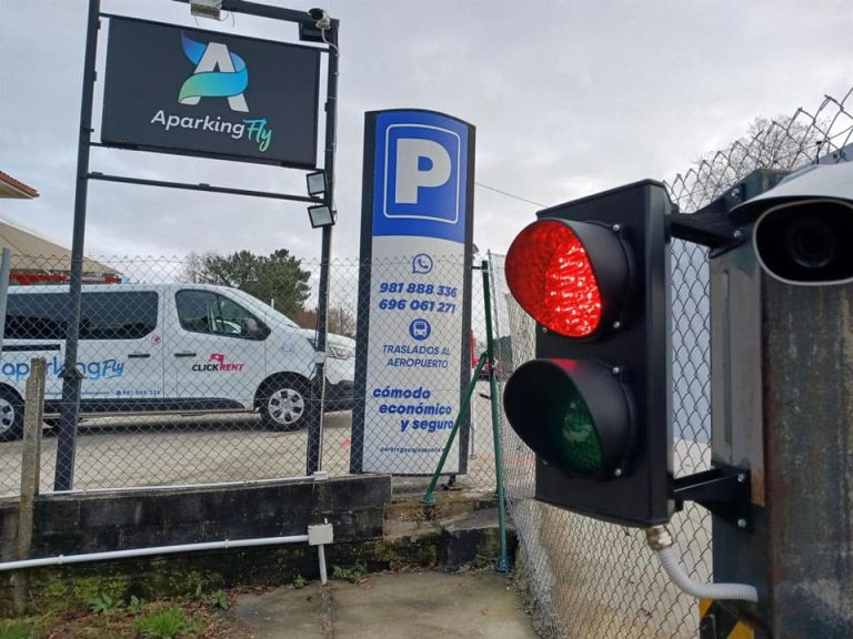Entrada al aparcamiento Lavacolla, acceso seguro al parking del aeropuerto