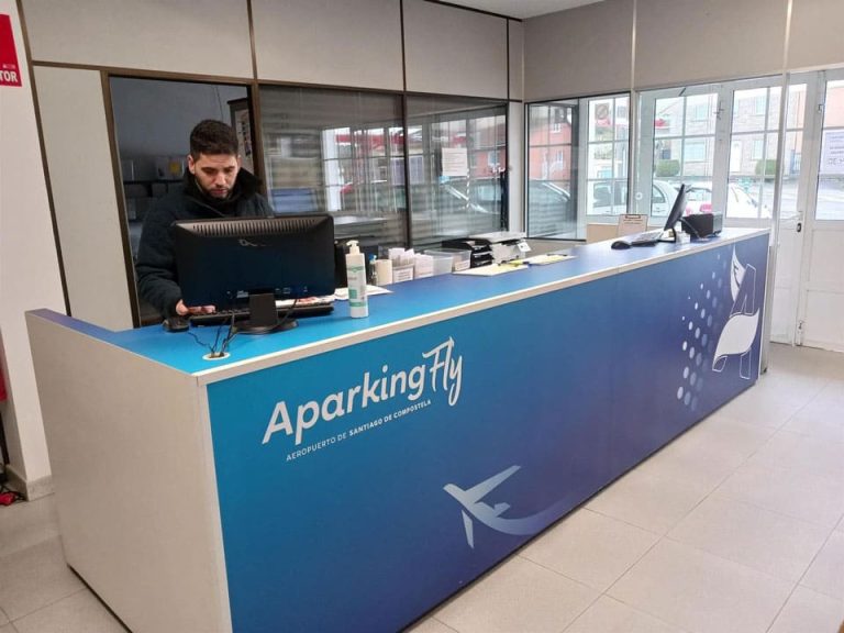 Mostrador de recepción del parking aeropuerto Santiago