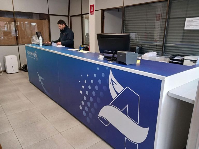 Mostrador de atención al cliente en parking Lavacolla aeropuerto Santiago